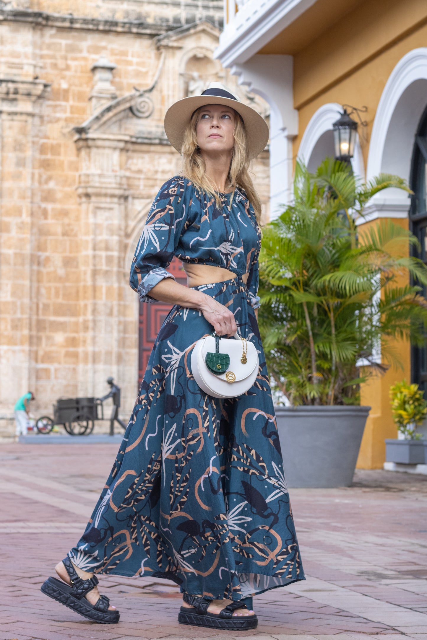 Model holding top handle of Luna white and Vert charm in Columbia
